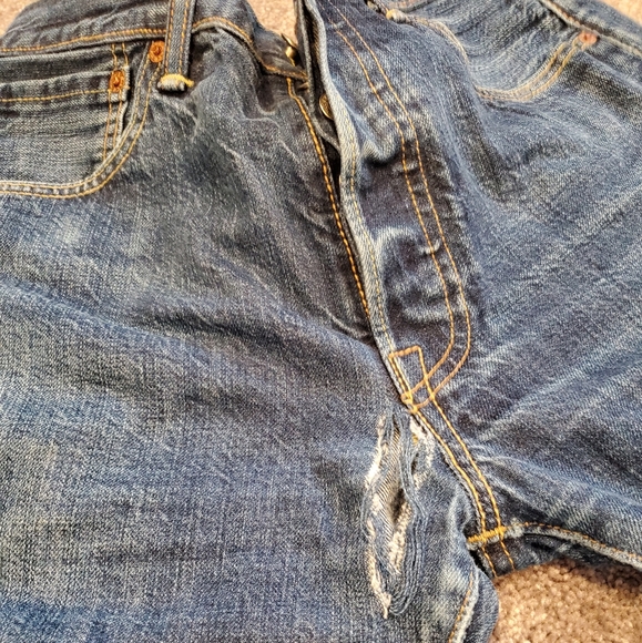 Levis 501's in a dark wash. 32W - Picture 10 of 11